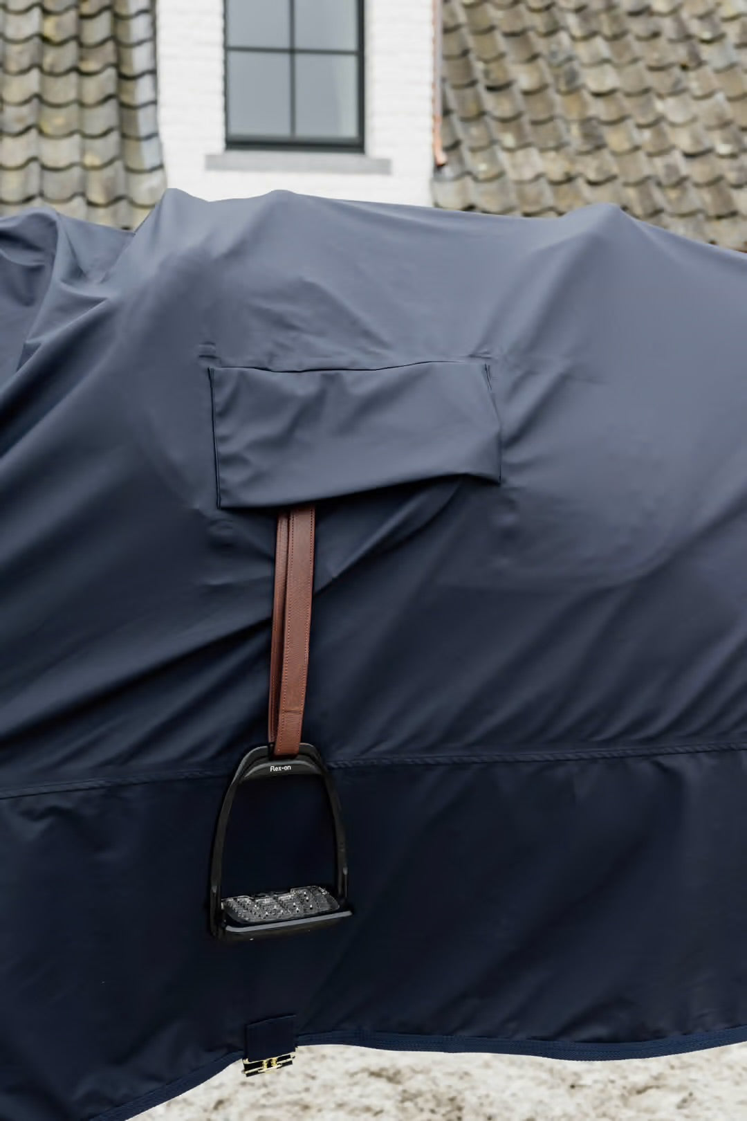 https://equitavisports.ca › products › couverture-impermeable-hurricane-avec-ouverture-pour-les-etriers-kentucky-horsewear