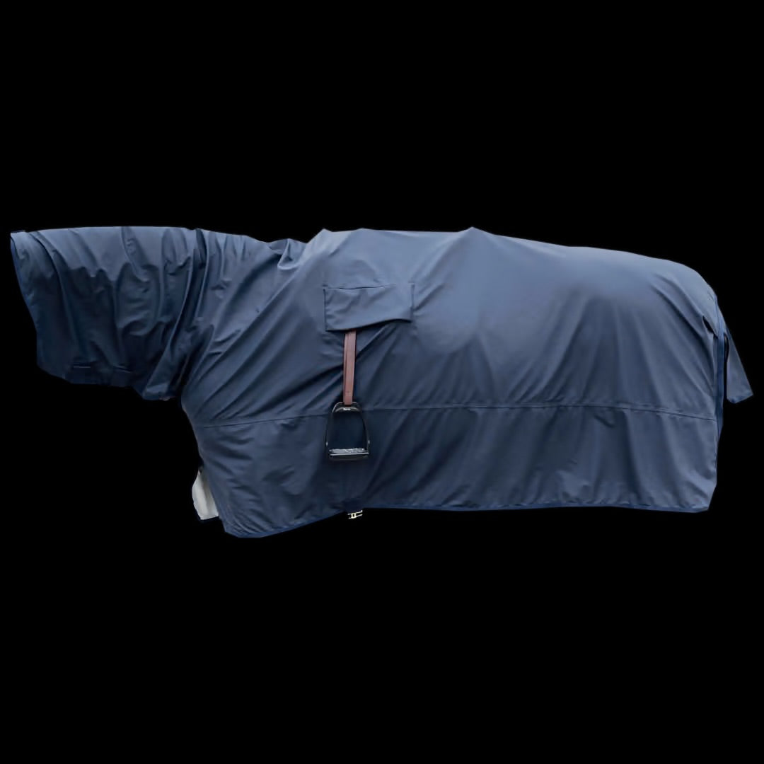 https://equitavisports.ca › products › couverture-impermeable-hurricane-avec-ouverture-pour-les-etriers-kentucky-horsewear