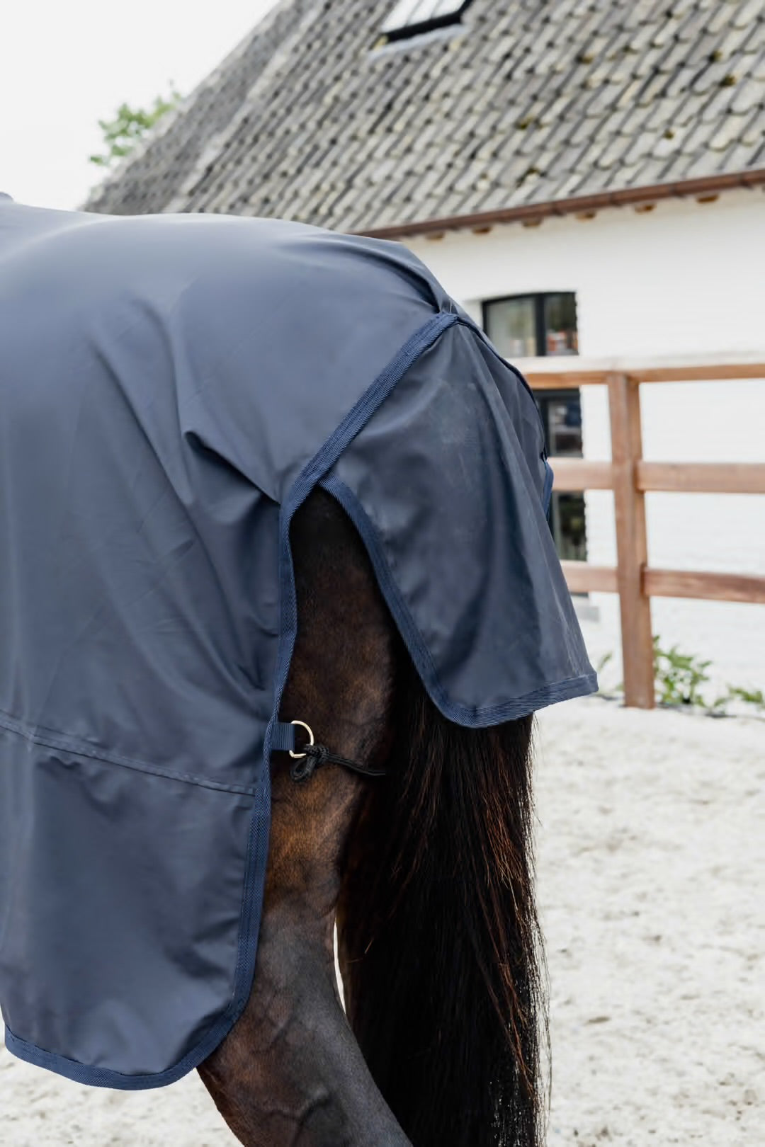 https://equitavisports.ca › products › couverture-impermeable-hurricane-avec-ouverture-pour-les-etriers-kentucky-horsewear