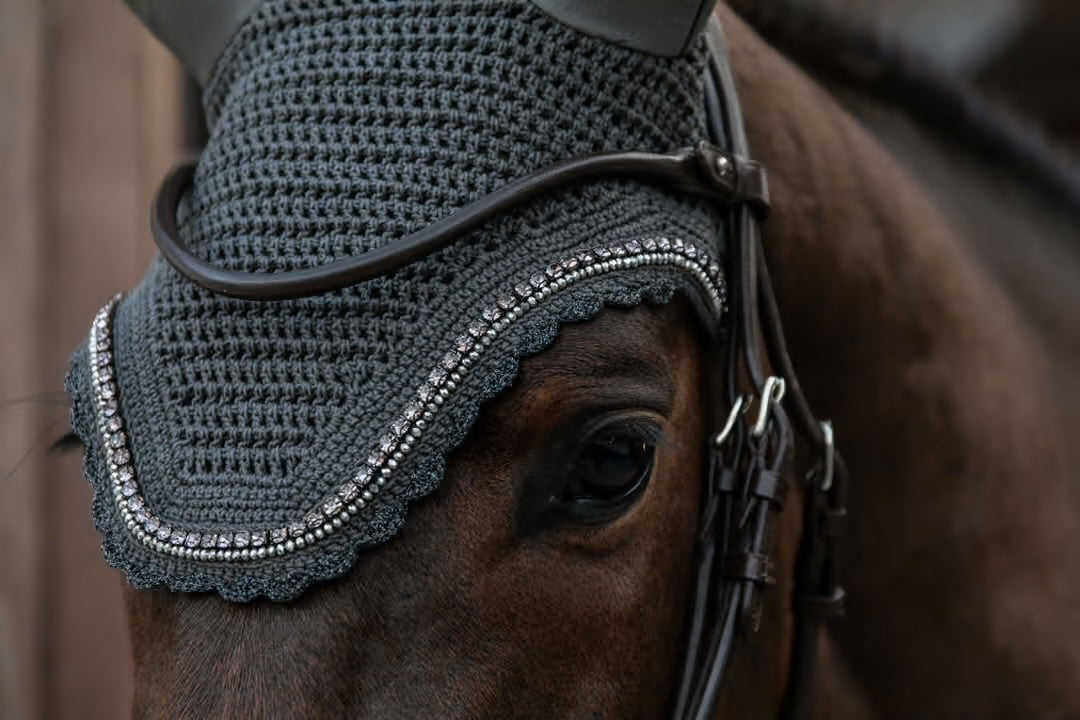 https://equitavisports.ca › products › bonnet-wellington-stone-pearl-kentucky-horsewear
Bonnet Wellington Stone & Pearl | Kentucky Horsewear