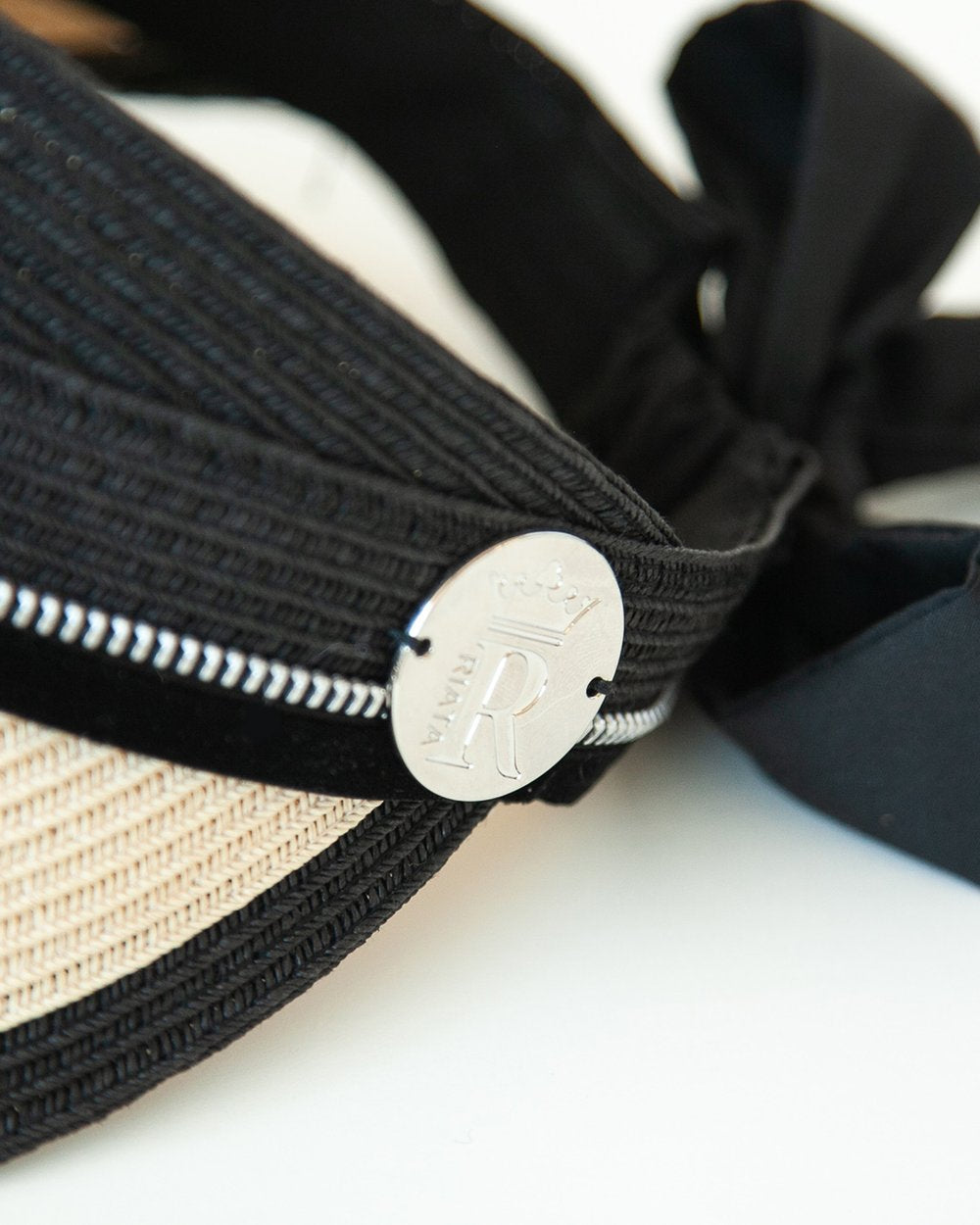 https://equitavisports.ca/products/the-riata-visor