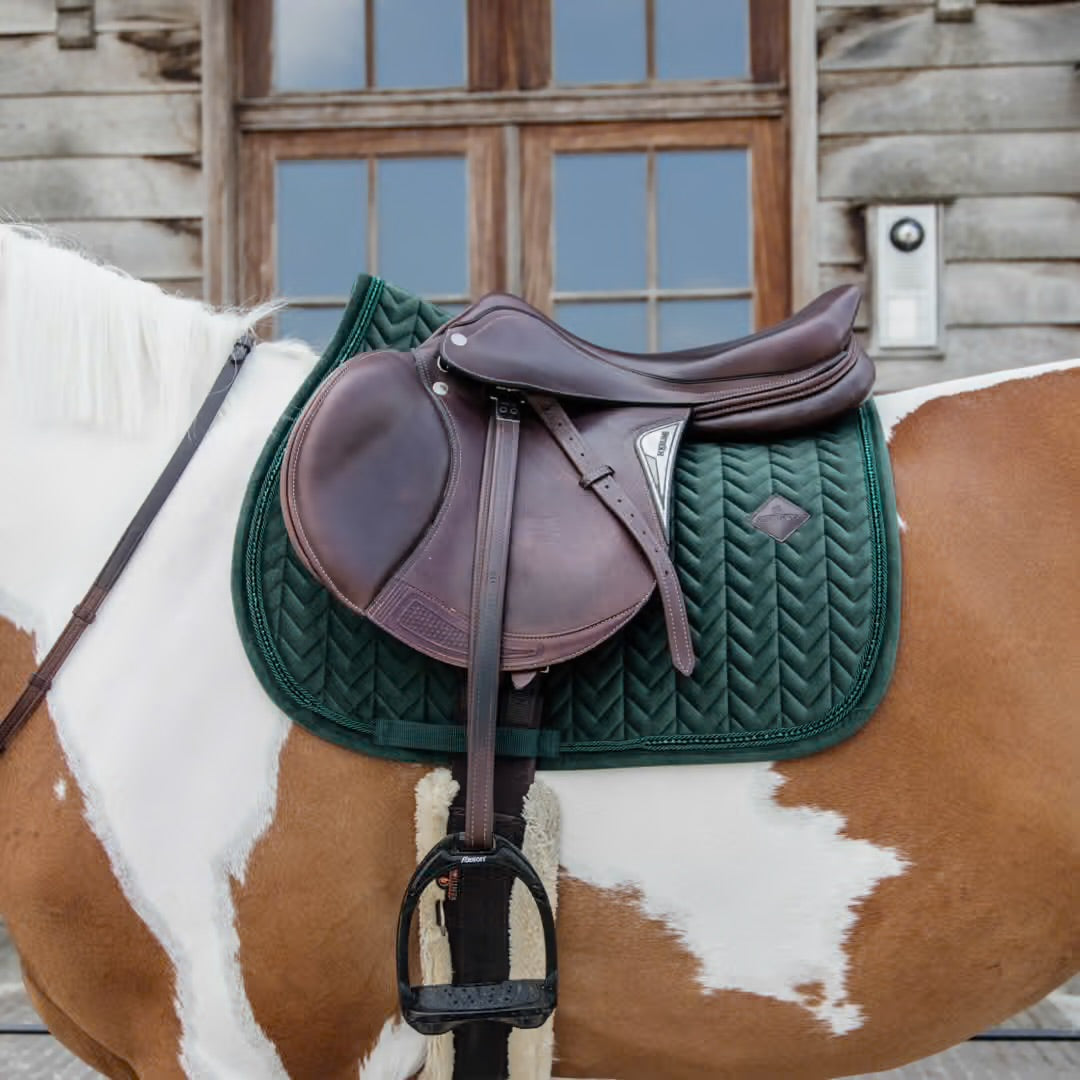 https://equitavisports.ca › products › tapis-de-selle-velvet-pearls-jumping-kentucky-horsewear
