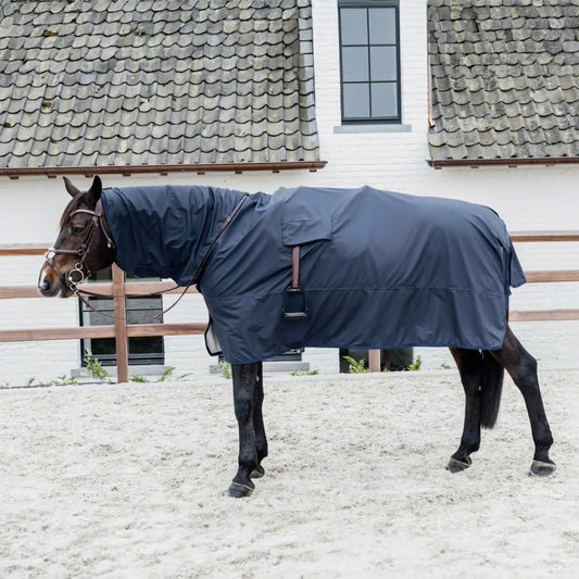https://equitavisports.ca › products › couverture-impermeable-hurricane-avec-ouverture-pour-les-etriers-kentucky-horsewear

