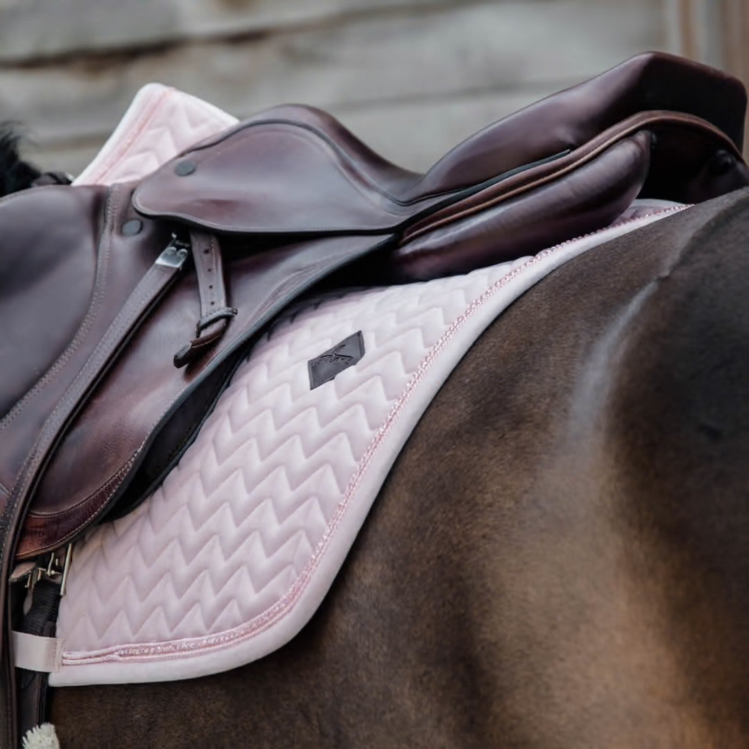https://equitavisports.ca › products › tapis-de-selle-velvet-pearls-jumping-kentucky-horsewear
