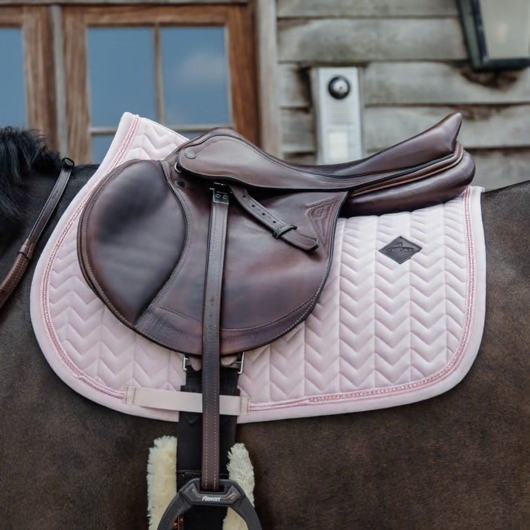 https://equitavisports.ca › products › tapis-de-selle-velvet-pearls-jumping-kentucky-horsewear
