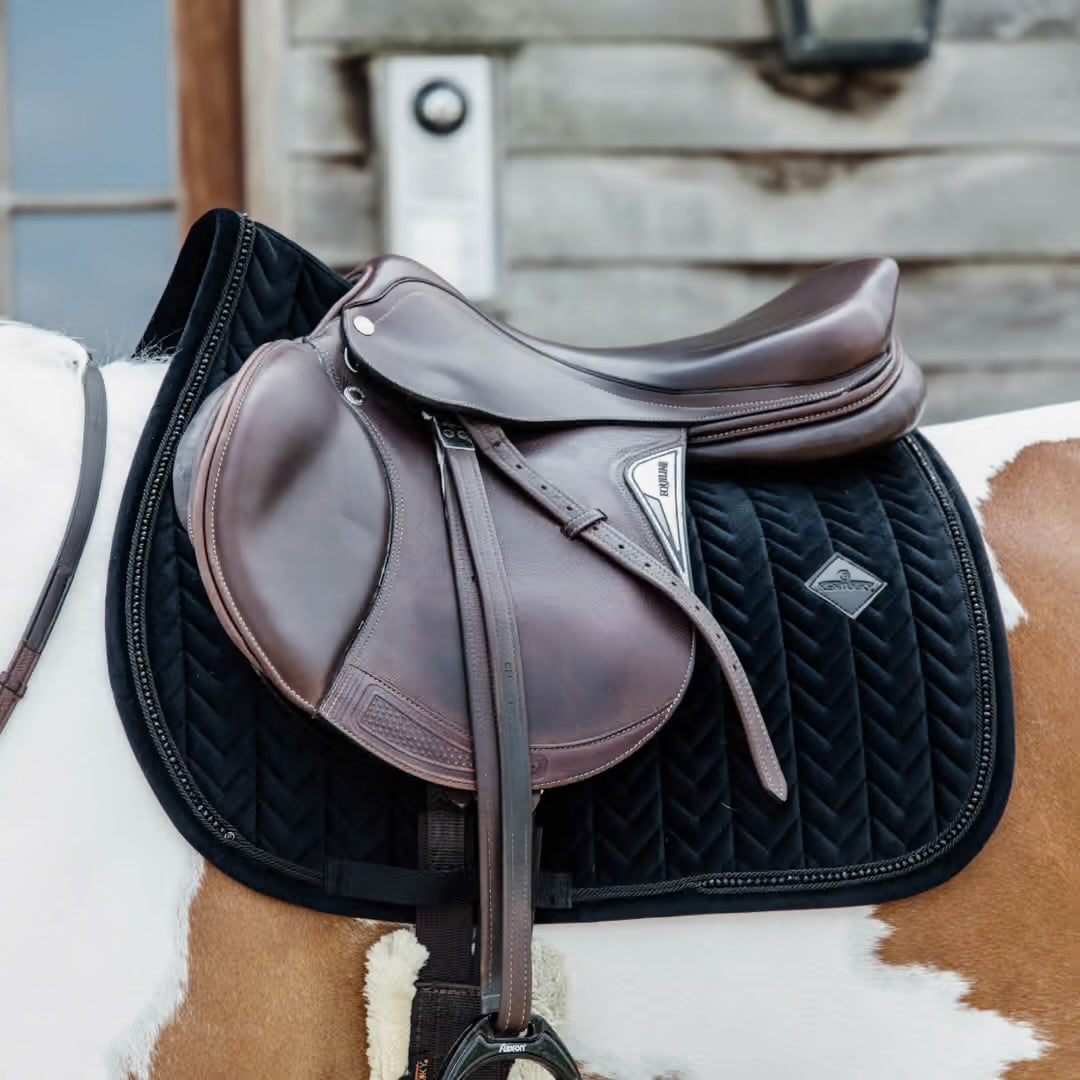 https://equitavisports.ca › products › tapis-de-selle-velvet-pearls-jumping-kentucky-horsewear

