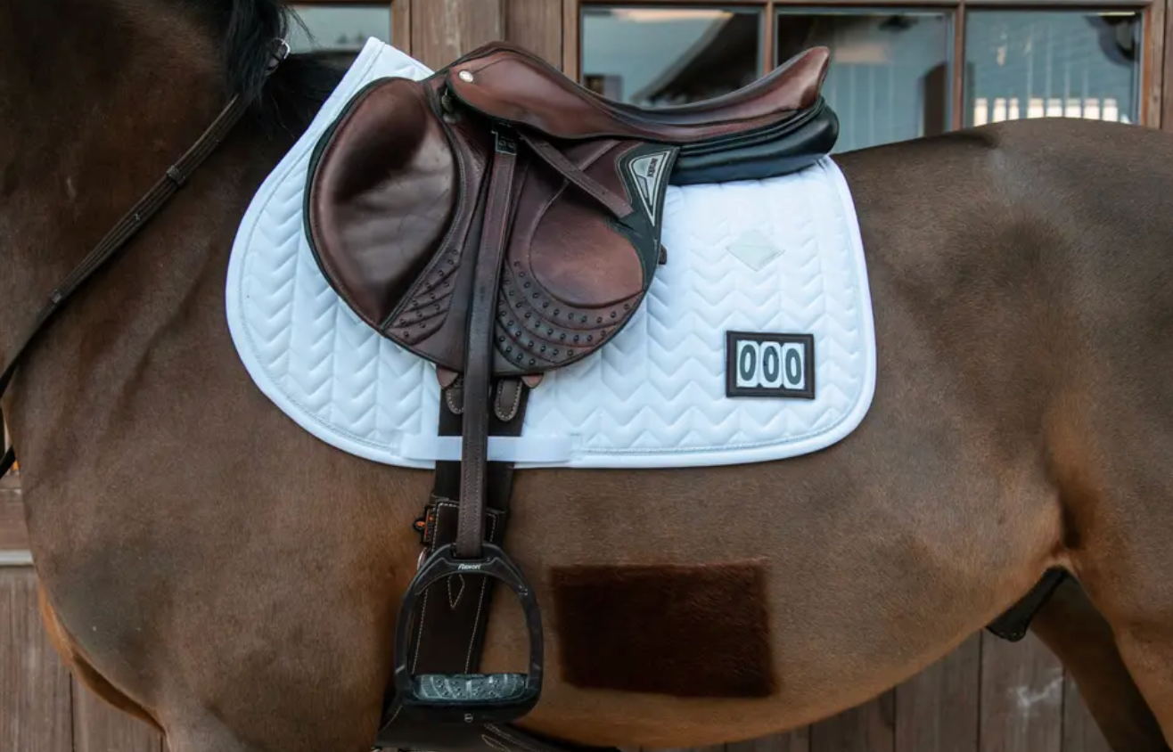 https://equitavisports.ca › products › tapis-de-selle-fishbone-competition-jumping-kentucky-horseware