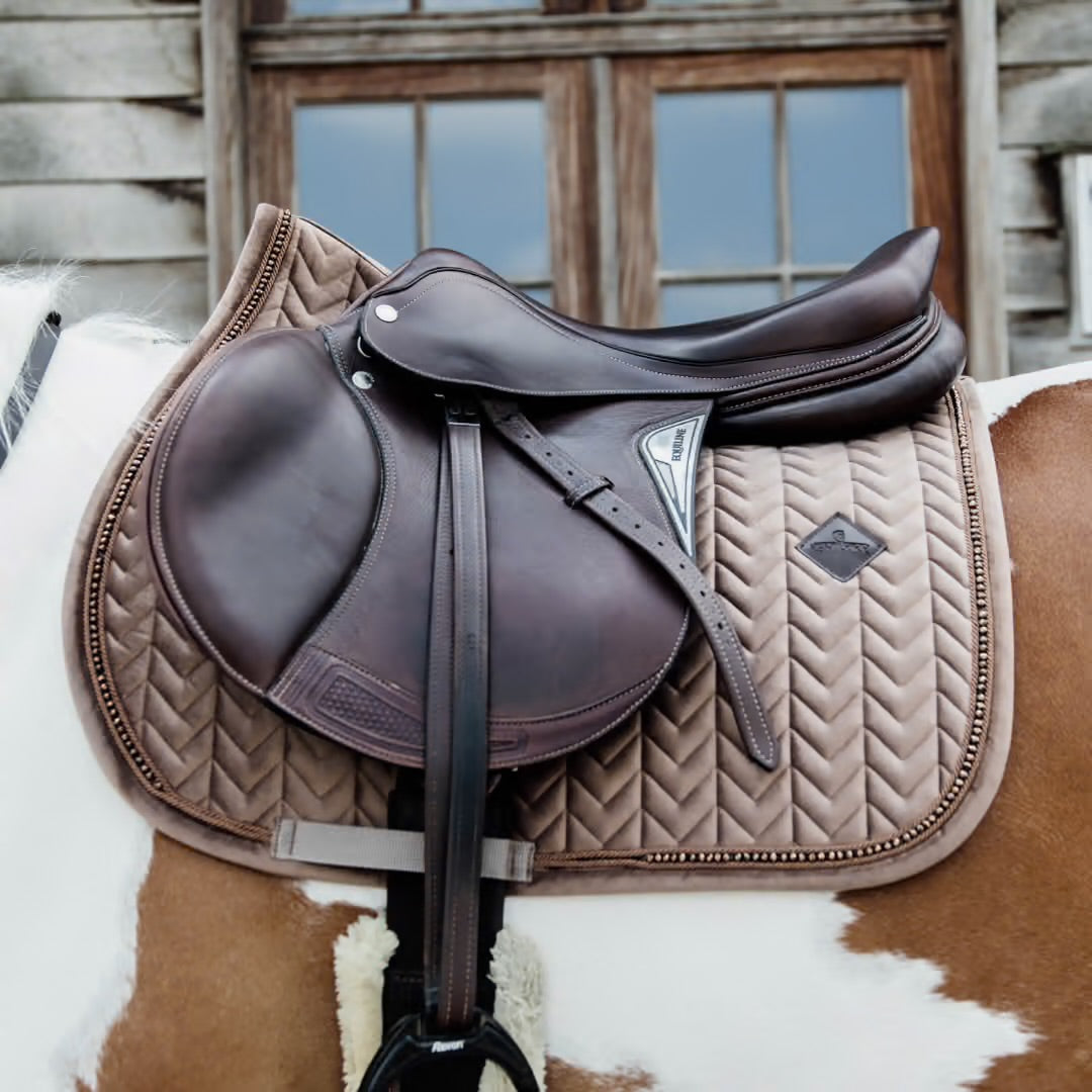 https://equitavisports.ca › products › tapis-de-selle-velvet-pearls-jumping-kentucky-horsewear

