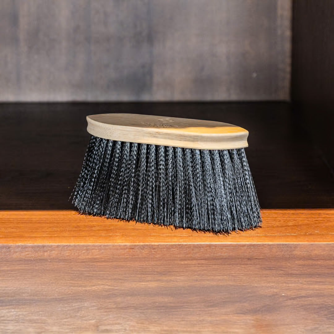 https://equitavisports.ca › products › brosse-classique-en-bois-longue-douce-kentucky-horeware