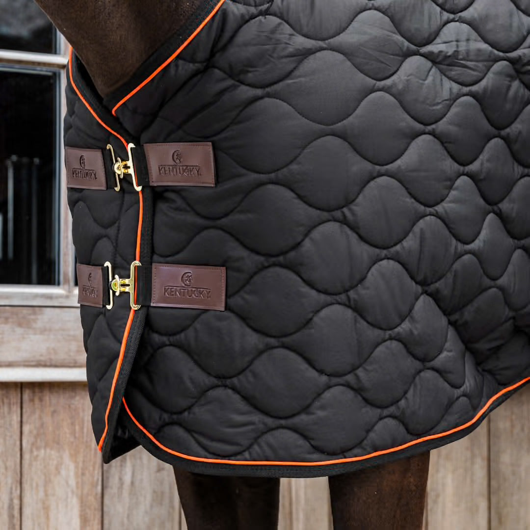 https://equitavisports.ca › products › couverture-decurie-wave-kentucky-horsewear
Couverture d'Ecurie Wave | Kentucky Horsewear