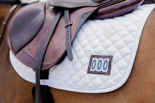 https://equitavisports.ca › products › tapis-de-selle-de-competition-2-numeros-kentucky-horsewear